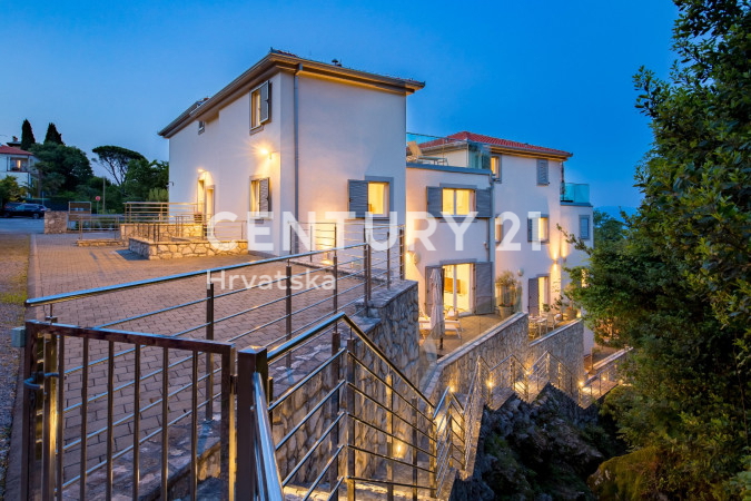 OPATIJA, LOVRAN, DVOETAŽNO STANOVANJE, PANORAMSKI POGLED NA MORJE, 100 M OD PLAŽE IN 800 M OD STAREGA DELA MESTA