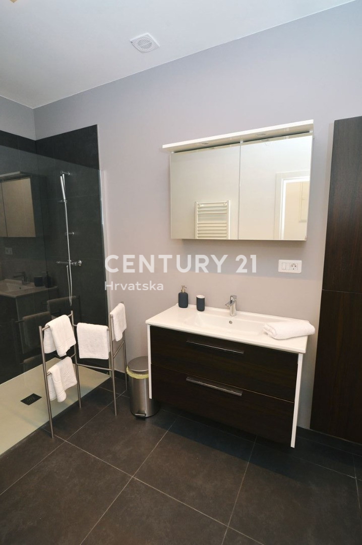 OPATIJA, LOVRAN, DVOETAŽNO STANOVANJE, PANORAMSKI POGLED NA MORJE, 100 M OD PLAŽE IN 800 M OD STAREGA DELA MESTA