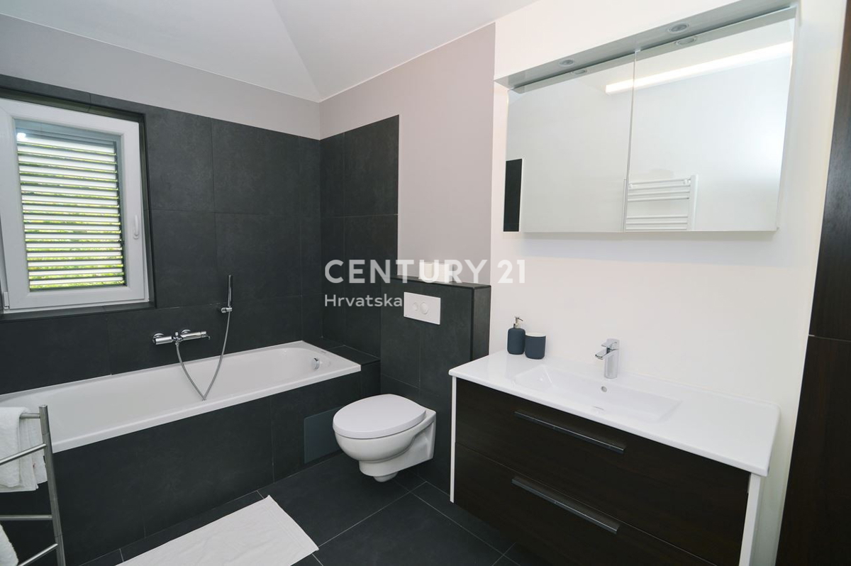 OPATIJA, LOVRAN, DVOETAŽNO STANOVANJE, PANORAMSKI POGLED NA MORJE, 100 M OD PLAŽE IN 800 M OD STAREGA DELA MESTA