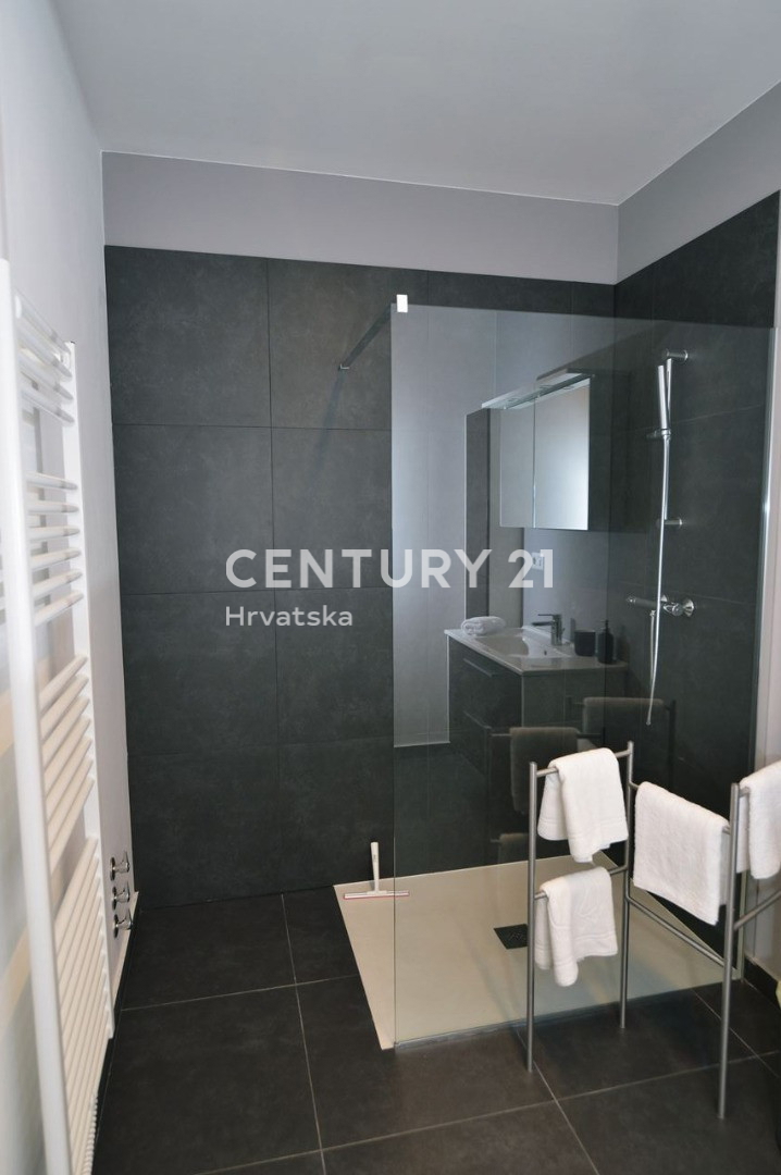 OPATIJA, LOVRAN, DVOETAŽNO STANOVANJE, PANORAMSKI POGLED NA MORJE, 100 M OD PLAŽE IN 800 M OD STAREGA DELA MESTA