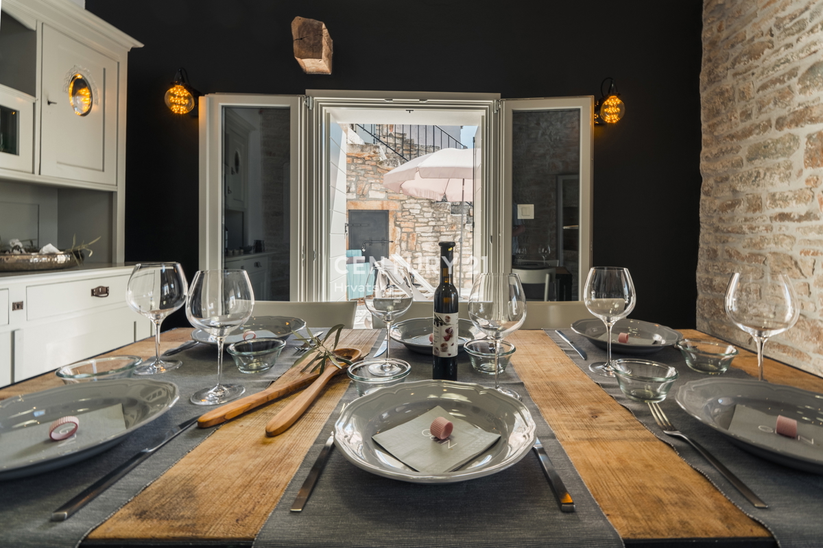 ROVINJ, PRODAJA LEPE, PRENOVLJENE KAMNITE VILE