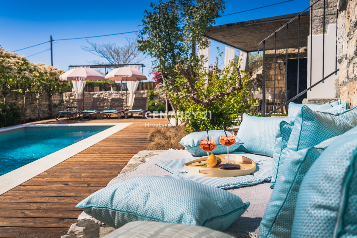 ROVINJ, PRODAJA LEPE, PRENOVLJENE KAMNITE VILE