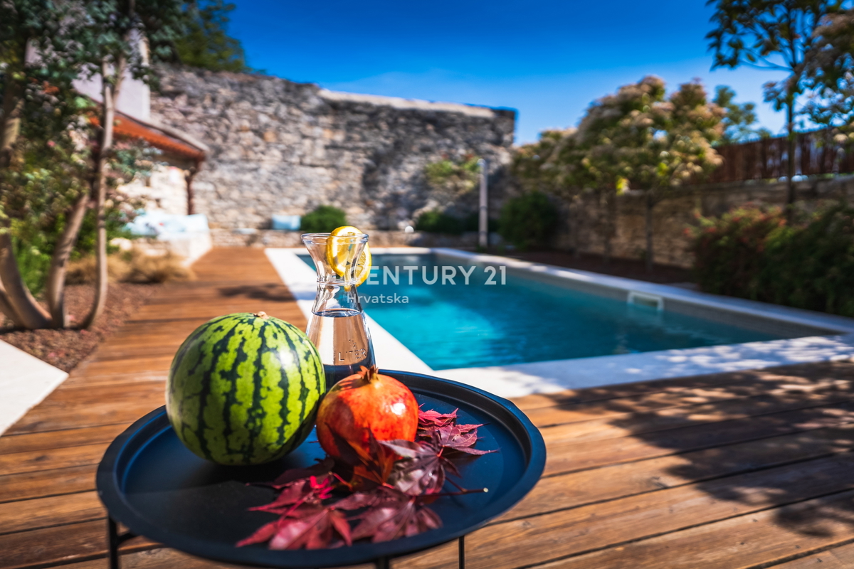 ROVINJ, PRODAJA LEPE, PRENOVLJENE KAMNITE VILE