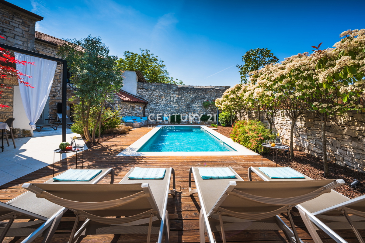 ROVINJ, PRODAJA LEPE, PRENOVLJENE KAMNITE VILE