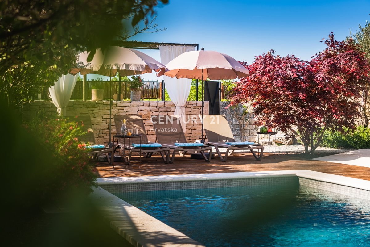 ROVINJ, PRODAJA LEPE, PRENOVLJENE KAMNITE VILE