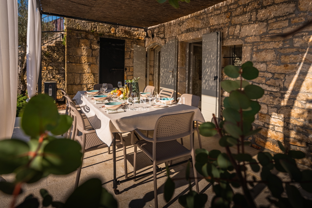 ROVINJ, PRODAJA LEPE, PRENOVLJENE KAMNITE VILE