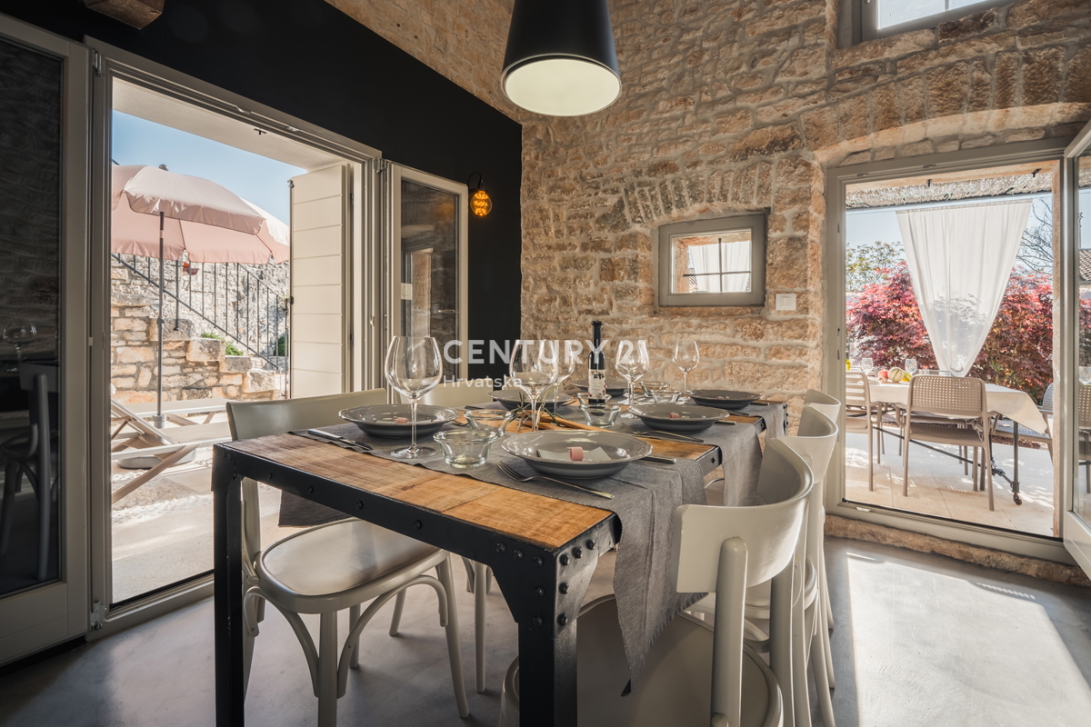 ROVINJ, PRODAJA LEPE, PRENOVLJENE KAMNITE VILE