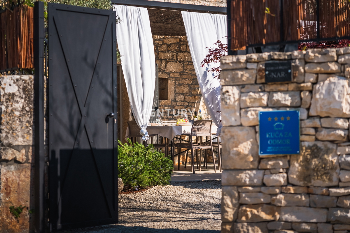 ROVINJ, PRODAJA LEPE, PRENOVLJENE KAMNITE VILE