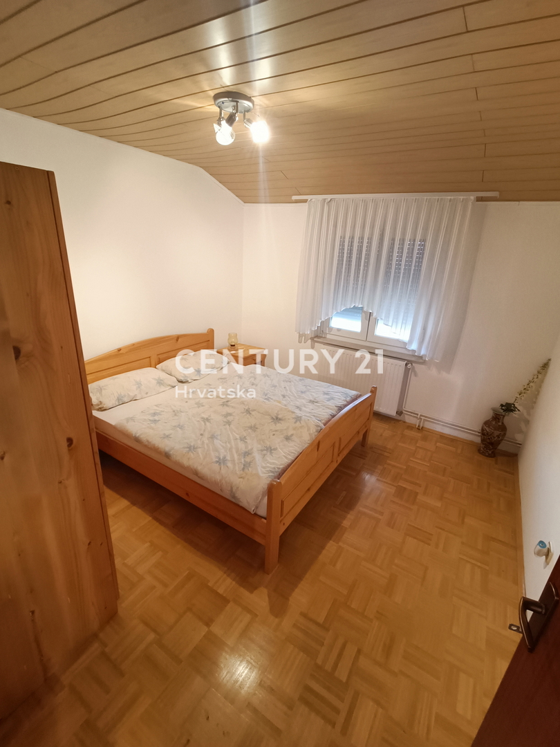 KRK, HIŠA Z DVEMA LOČENIMA STANOVANJEMA IN LEPIM VRTAČKOM, 2 KM OD MORJA