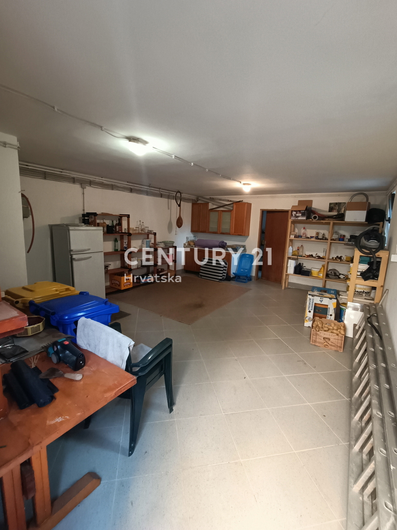 KRK, HIŠA Z DVEMA LOČENIMA STANOVANJEMA IN LEPIM VRTAČKOM, 2 KM OD MORJA