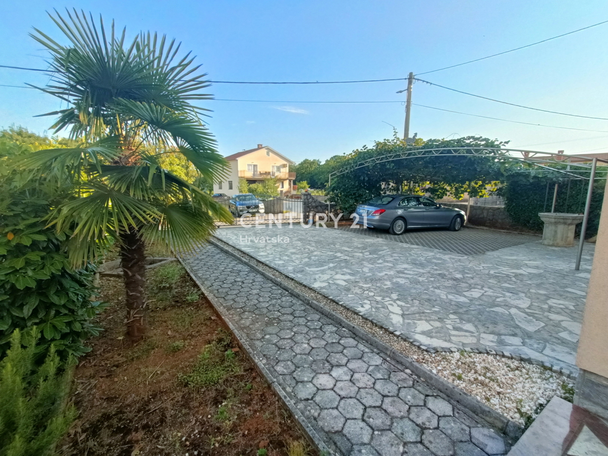 KRK, HIŠA Z DVEMA LOČENIMA STANOVANJEMA IN LEPIM VRTAČKOM, 2 KM OD MORJA