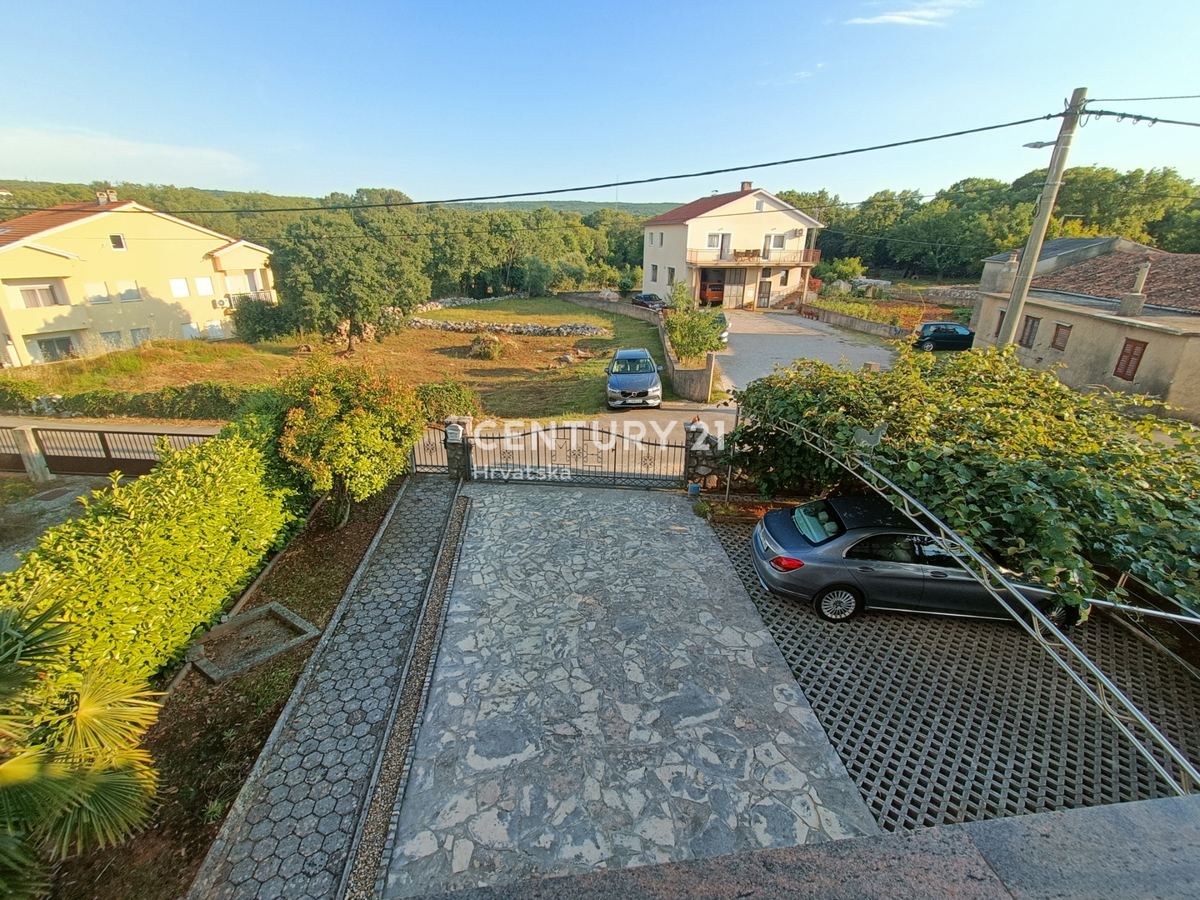 KRK, HIŠA Z DVEMA LOČENIMA STANOVANJEMA IN LEPIM VRTAČKOM, 2 KM OD MORJA