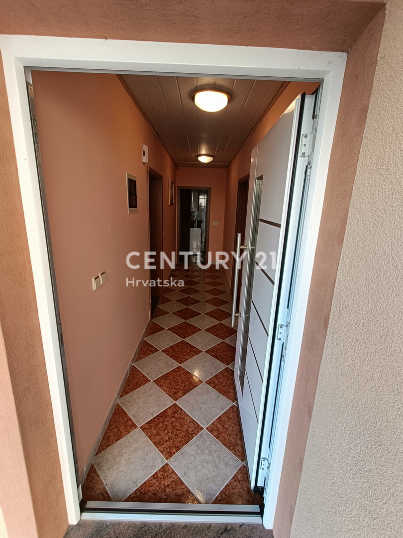 KRK, HIŠA Z DVEMA LOČENIMA STANOVANJEMA IN LEPIM VRTAČKOM, 2 KM OD MORJA