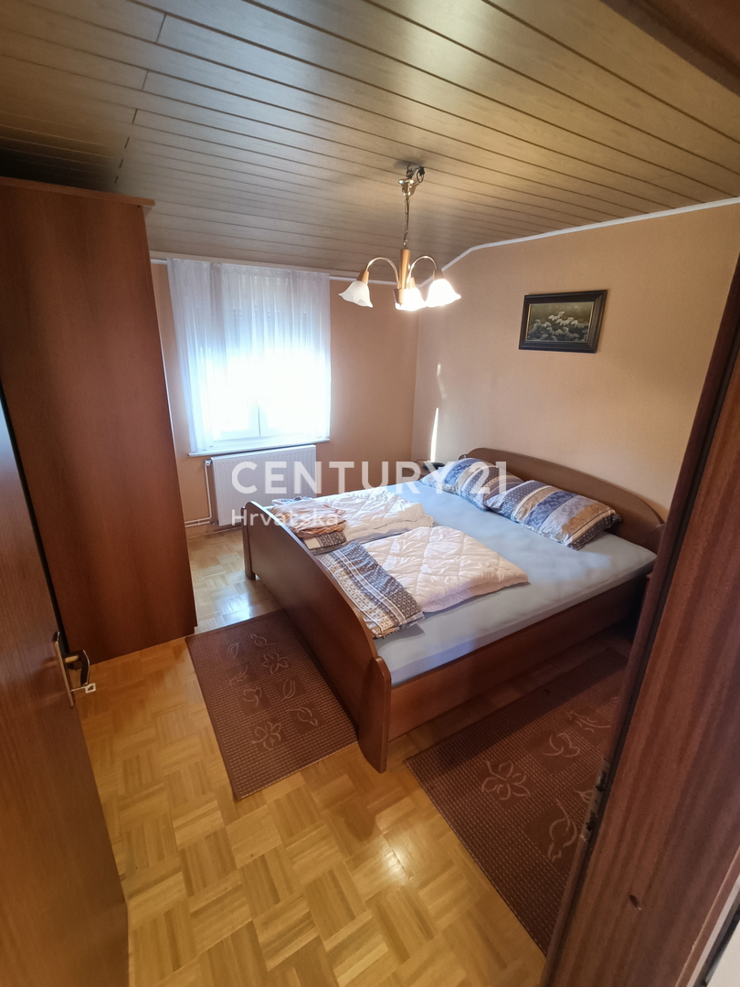 KRK, HIŠA Z DVEMA LOČENIMA STANOVANJEMA IN LEPIM VRTAČKOM, 2 KM OD MORJA