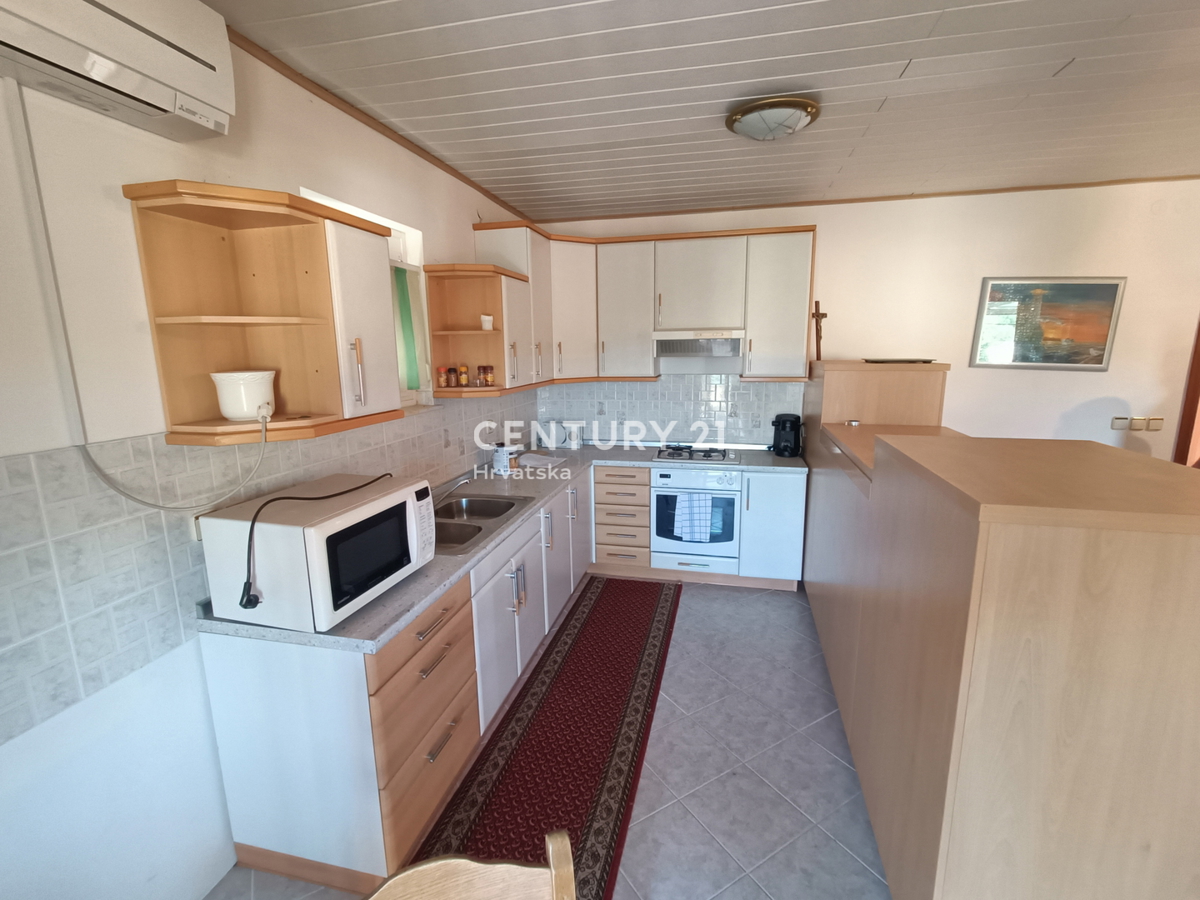 KRK, HIŠA Z DVEMA LOČENIMA STANOVANJEMA IN LEPIM VRTAČKOM, 2 KM OD MORJA