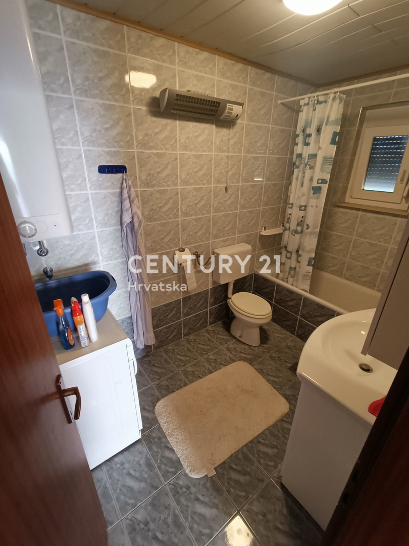 KRK, HIŠA Z DVEMA LOČENIMA STANOVANJEMA IN LEPIM VRTAČKOM, 2 KM OD MORJA