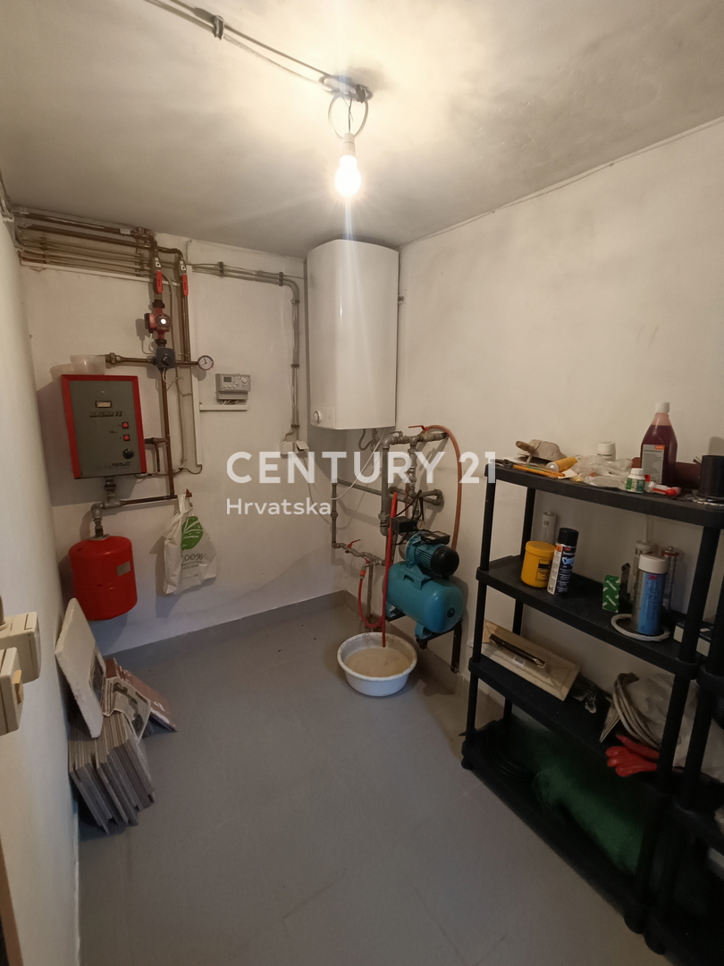 KRK, HIŠA Z DVEMA LOČENIMA STANOVANJEMA IN LEPIM VRTAČKOM, 2 KM OD MORJA