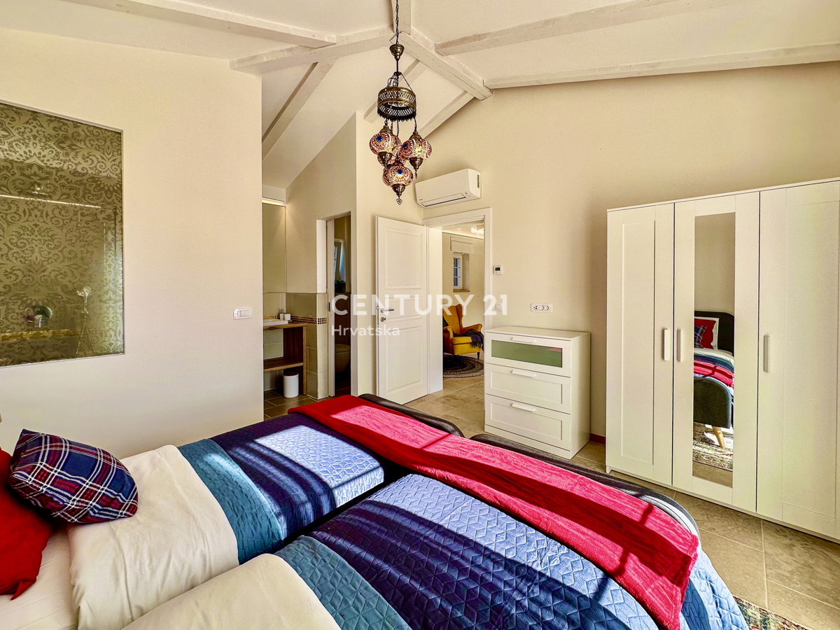 POREČ, OKOLICA, ODLIČNA HIŠA NA IZJEMNI LOKACIJI