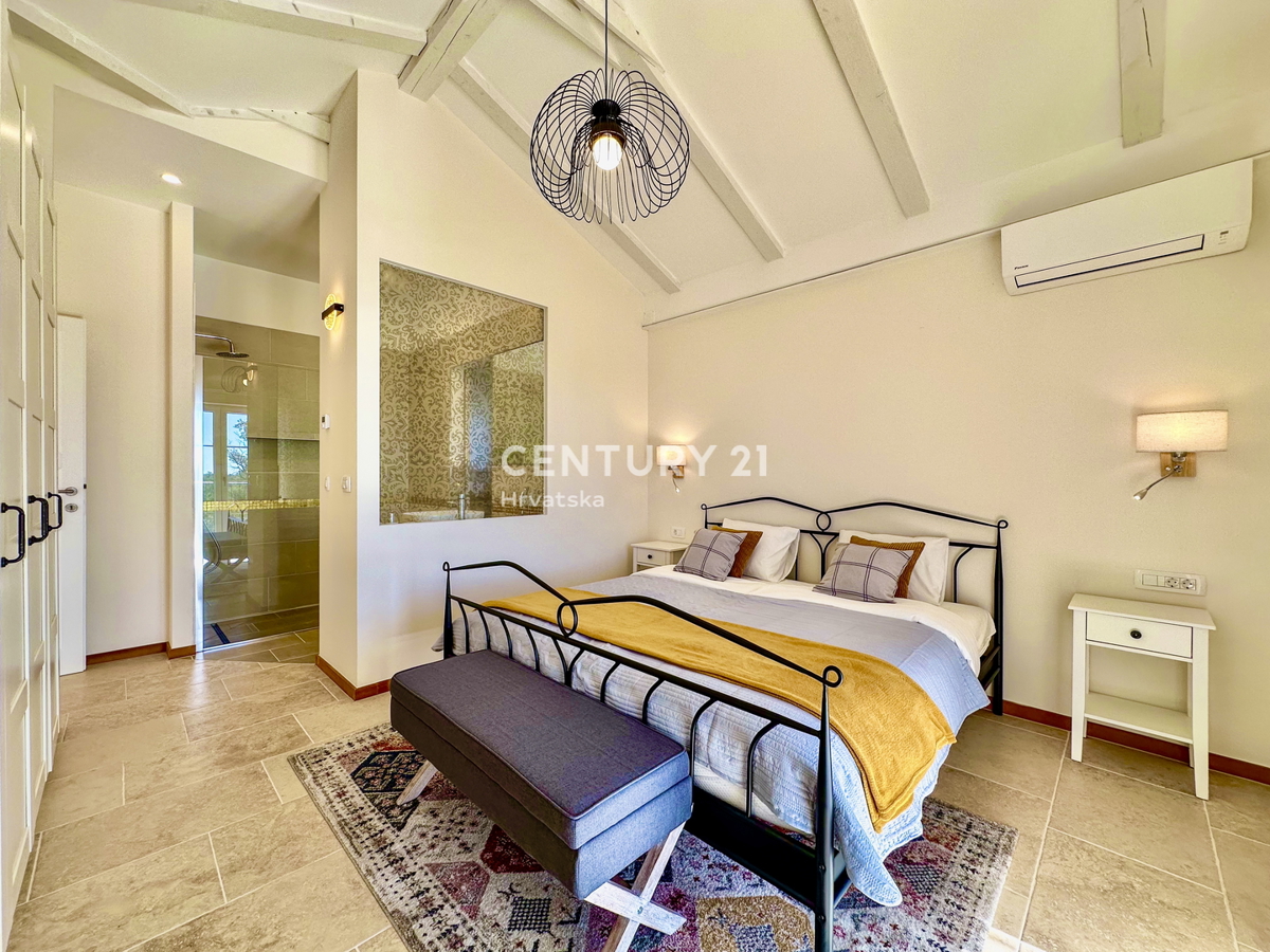 POREČ, OKOLICA, ODLIČNA HIŠA NA IZJEMNI LOKACIJI