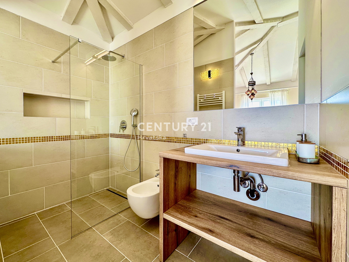 POREČ, OKOLICA, ODLIČNA HIŠA NA IZJEMNI LOKACIJI