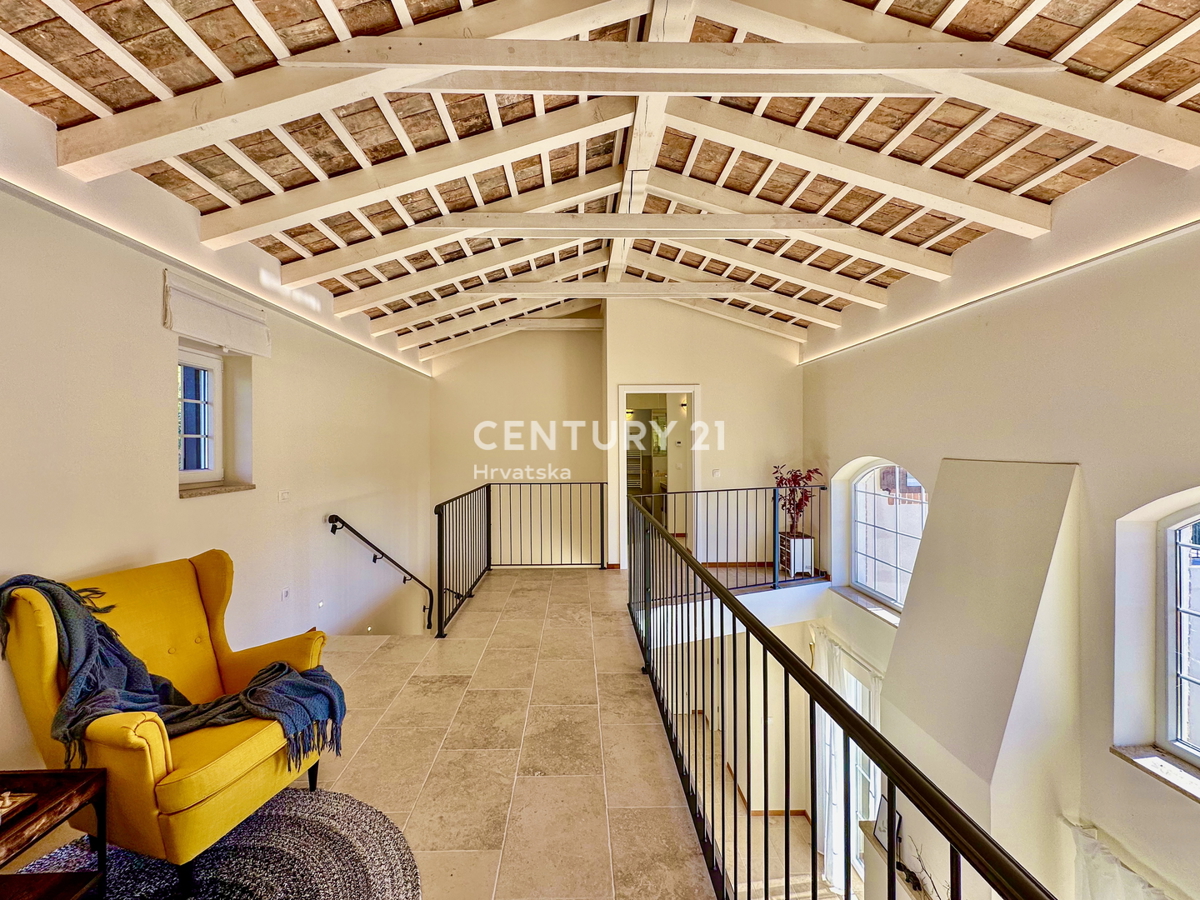 POREČ, OKOLICA, ODLIČNA HIŠA NA IZJEMNI LOKACIJI