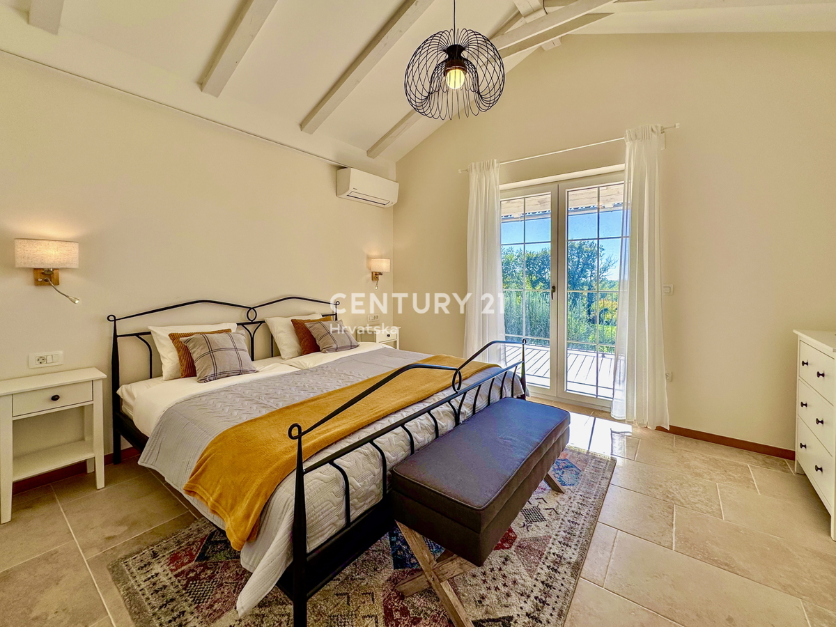 POREČ, OKOLICA, ODLIČNA HIŠA NA IZJEMNI LOKACIJI