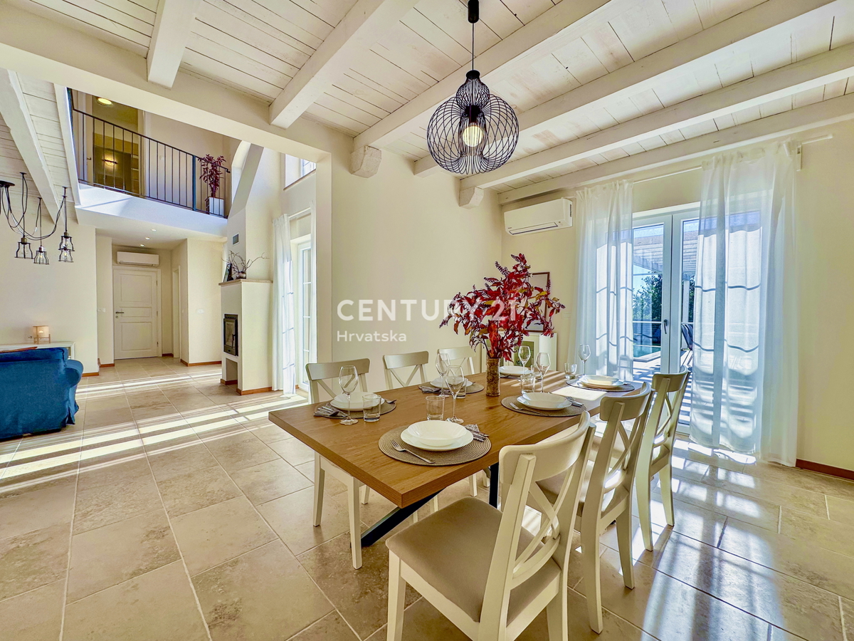 POREČ, OKOLICA, ODLIČNA HIŠA NA IZJEMNI LOKACIJI