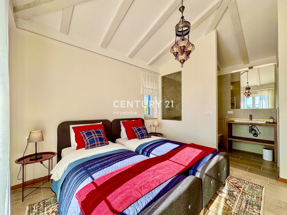 POREČ, OKOLICA, ODLIČNA HIŠA NA IZJEMNI LOKACIJI