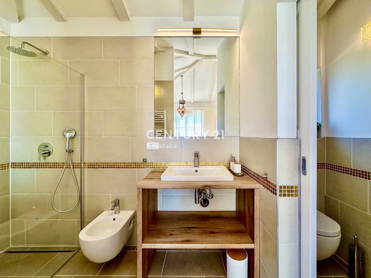 POREČ, OKOLICA, ODLIČNA HIŠA NA IZJEMNI LOKACIJI