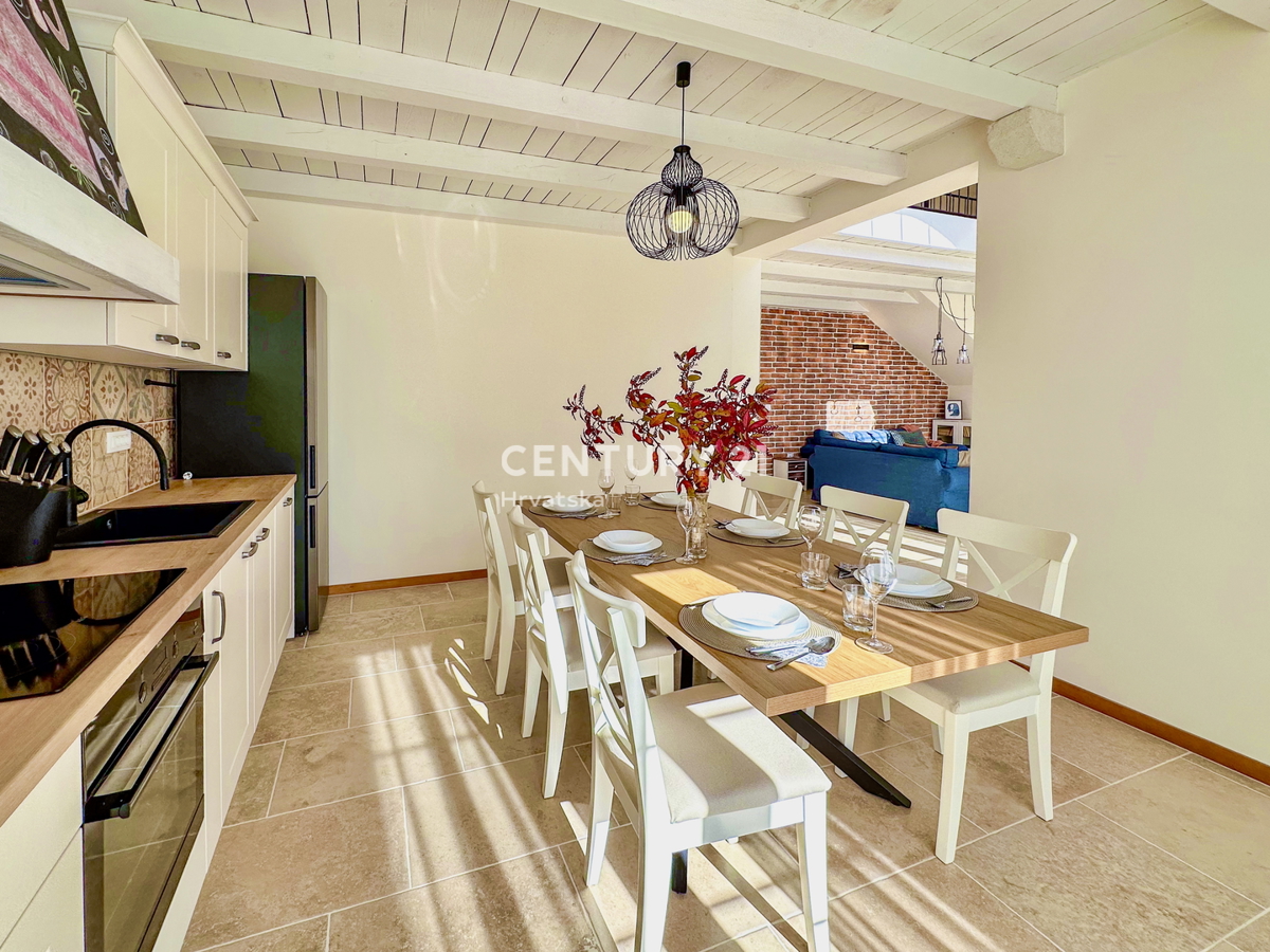 POREČ, OKOLICA, ODLIČNA HIŠA NA IZJEMNI LOKACIJI