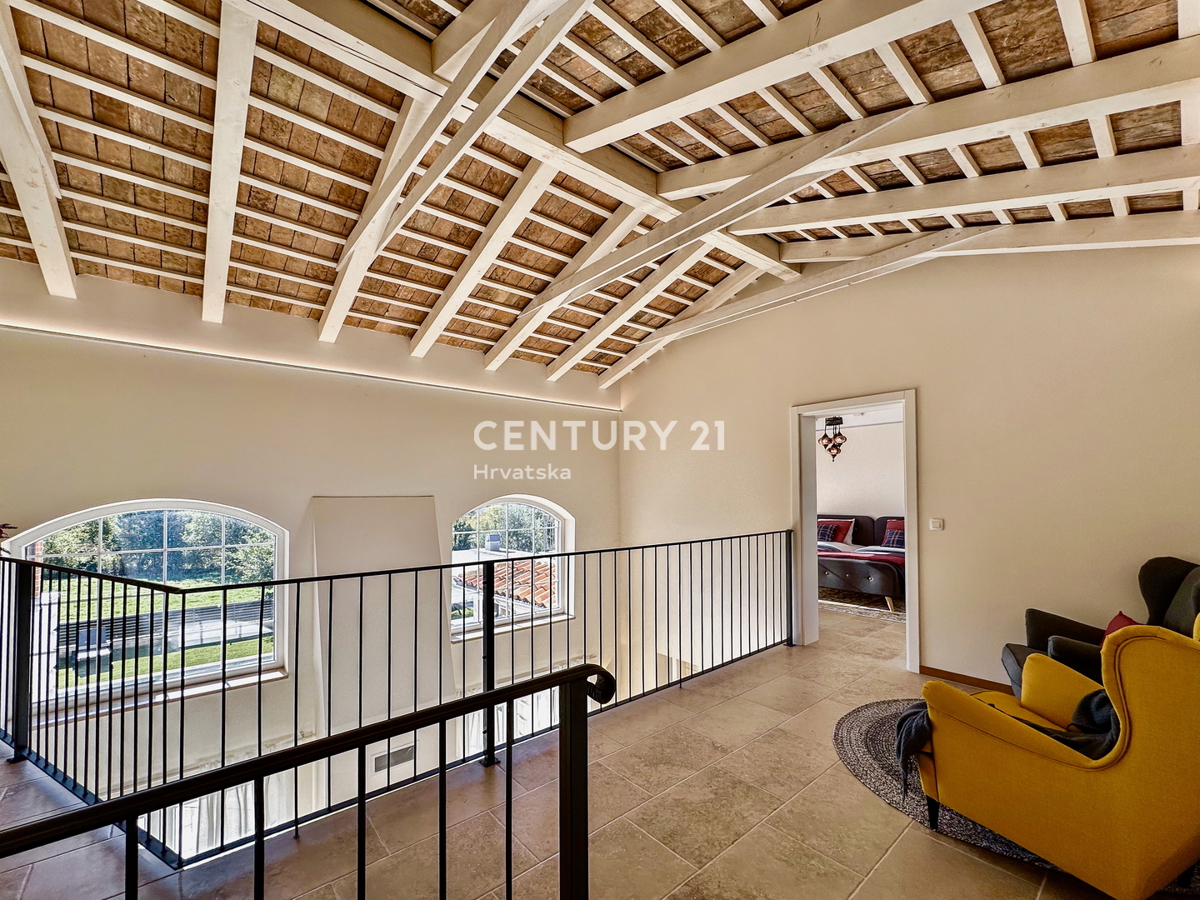 POREČ, OKOLICA, ODLIČNA HIŠA NA IZJEMNI LOKACIJI