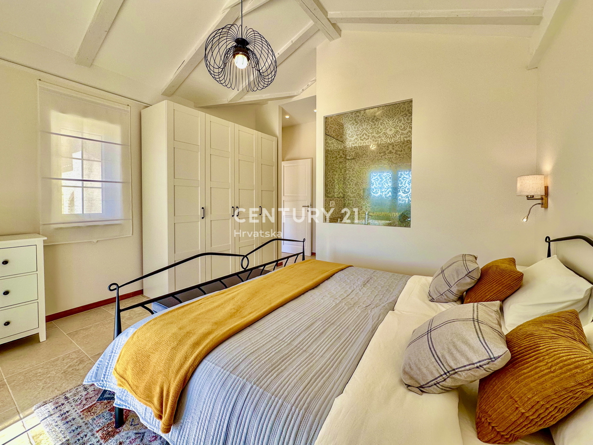 POREČ, OKOLICA, ODLIČNA HIŠA NA IZJEMNI LOKACIJI