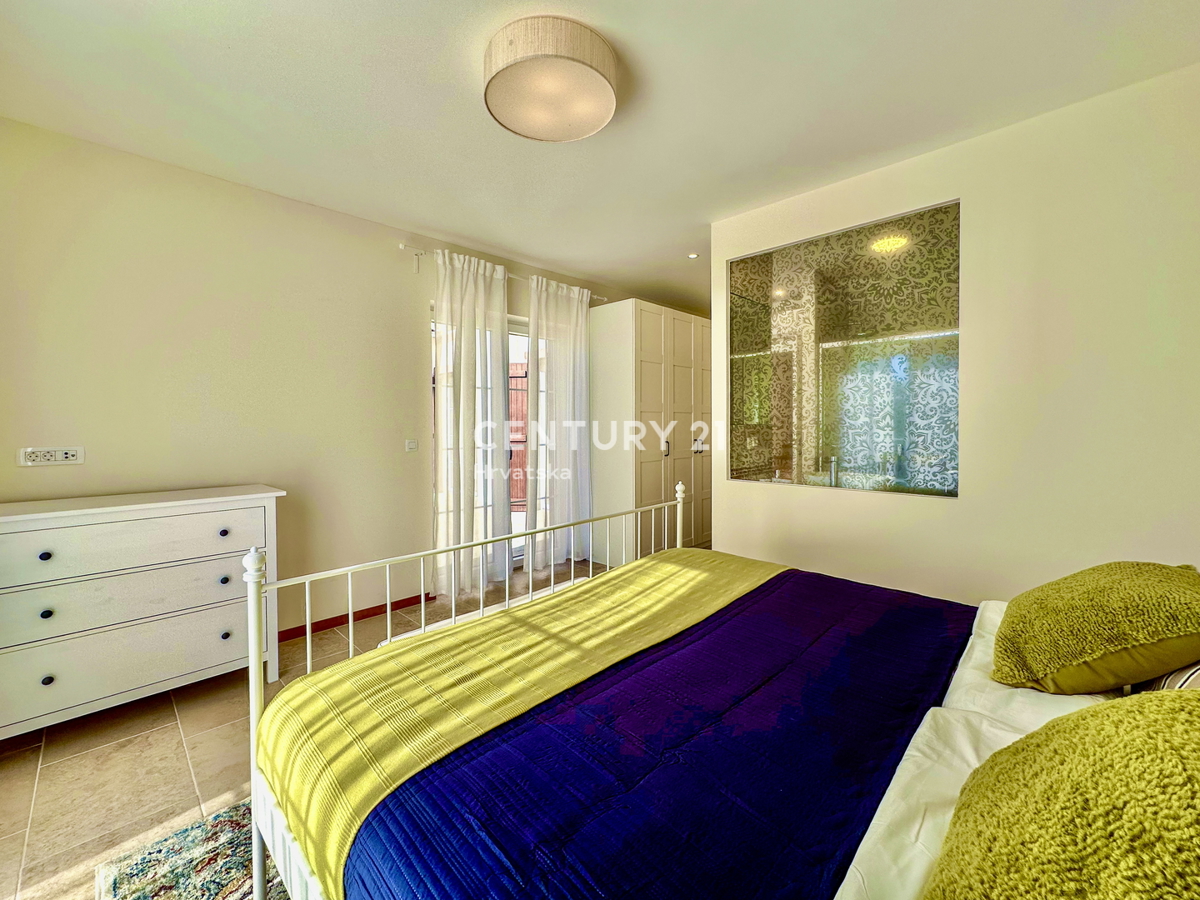 POREČ, OKOLICA, ODLIČNA HIŠA NA IZJEMNI LOKACIJI