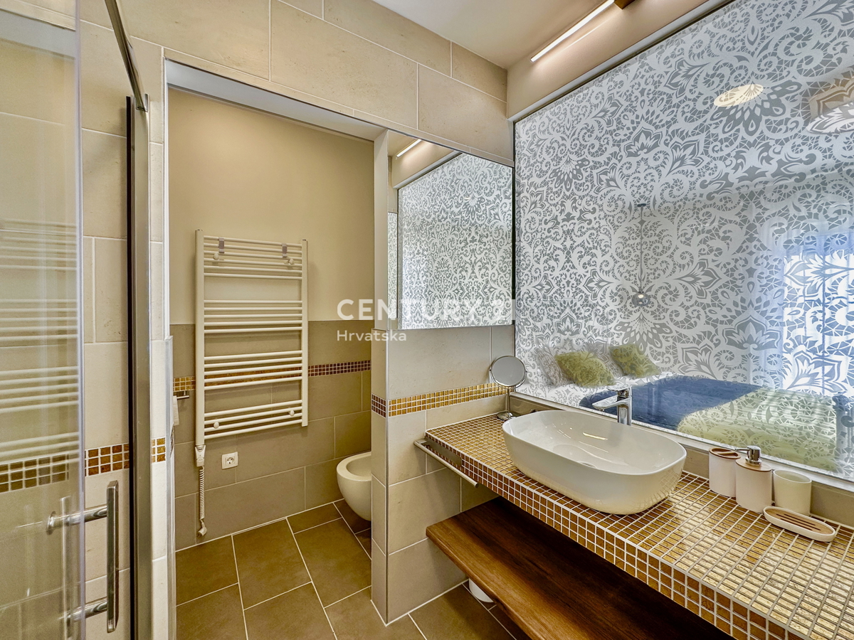 POREČ, OKOLICA, ODLIČNA HIŠA NA IZJEMNI LOKACIJI