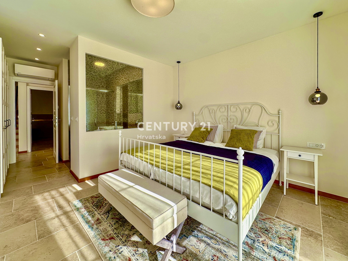 POREČ, OKOLICA, ODLIČNA HIŠA NA IZJEMNI LOKACIJI