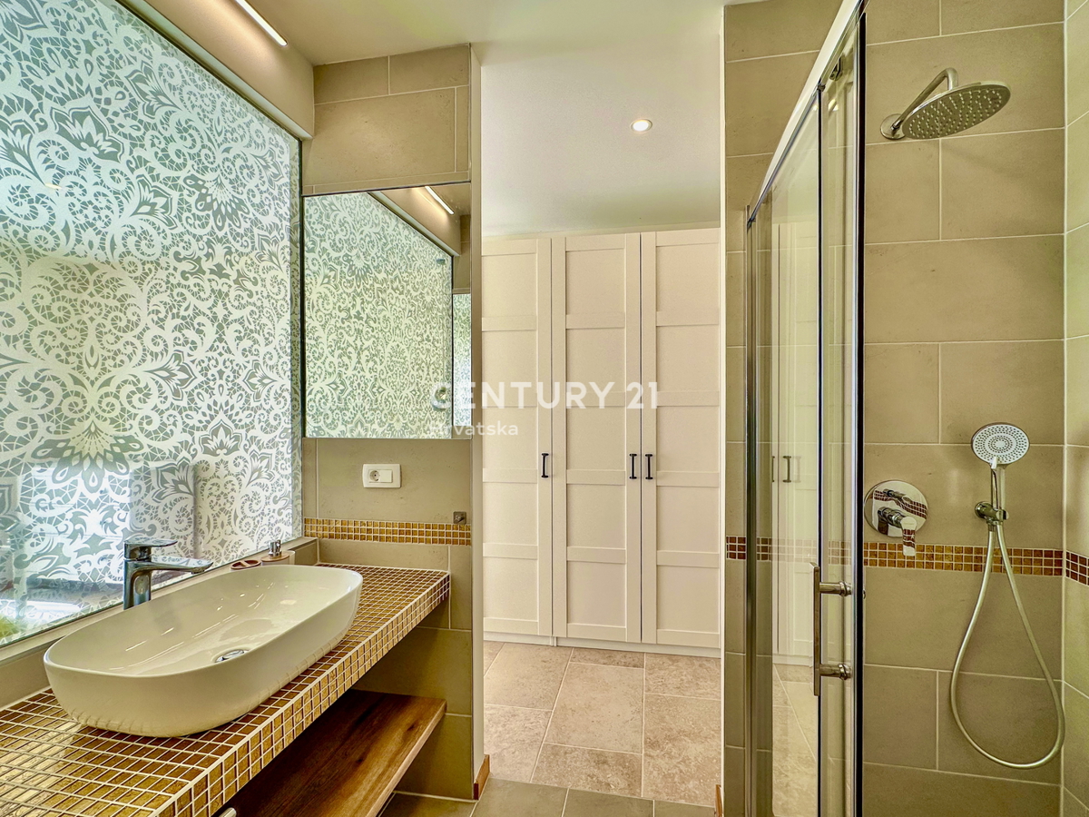 POREČ, OKOLICA, ODLIČNA HIŠA NA IZJEMNI LOKACIJI