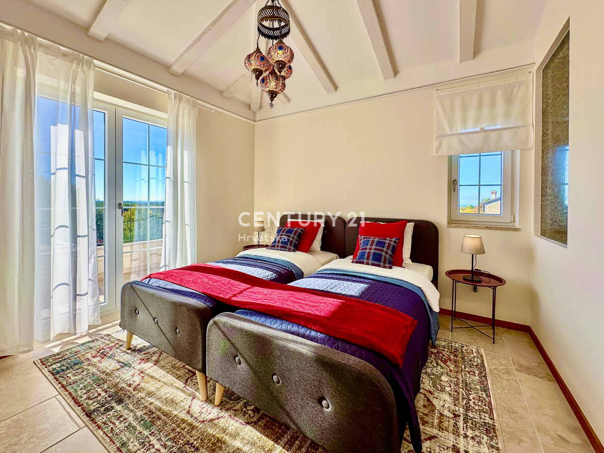 POREČ, OKOLICA, ODLIČNA HIŠA NA IZJEMNI LOKACIJI