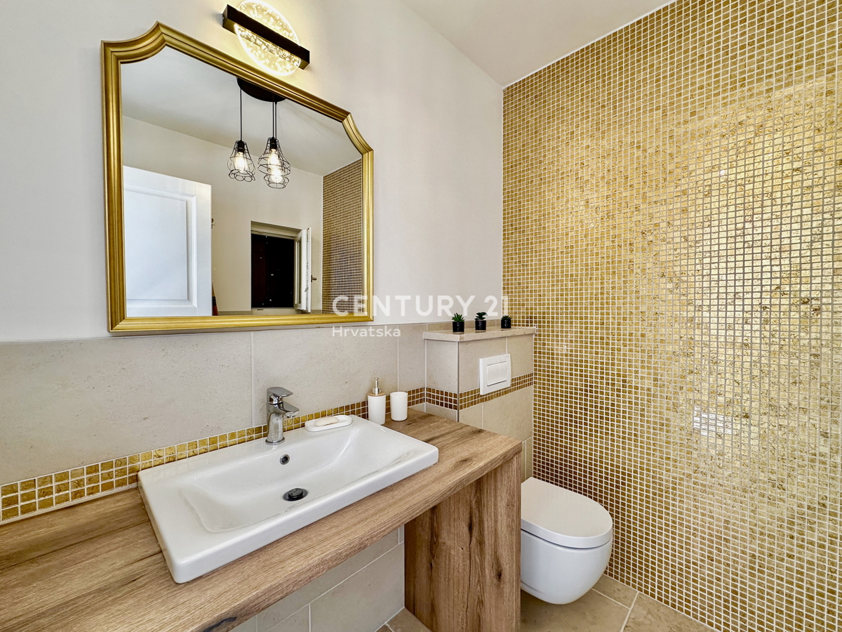 POREČ, OKOLICA, ODLIČNA HIŠA NA IZJEMNI LOKACIJI