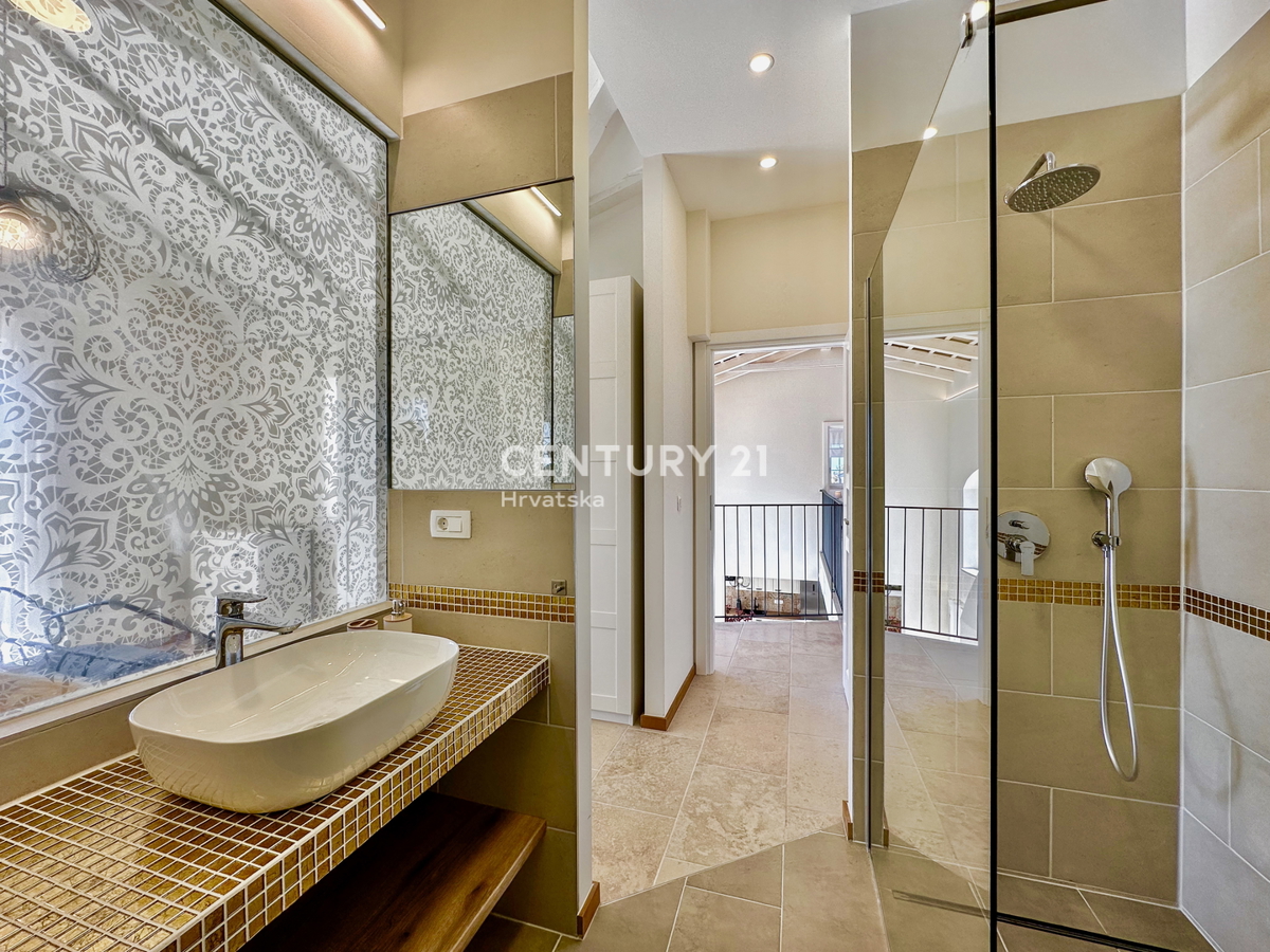 POREČ, OKOLICA, ODLIČNA HIŠA NA IZJEMNI LOKACIJI