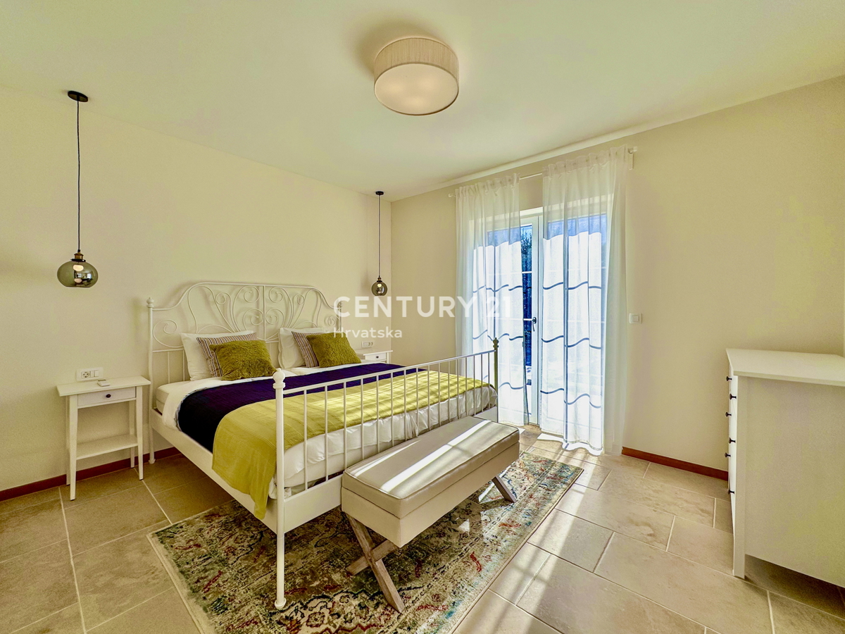 POREČ, OKOLICA, ODLIČNA HIŠA NA IZJEMNI LOKACIJI