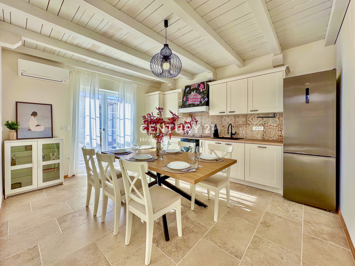 POREČ, OKOLICA, ODLIČNA HIŠA NA IZJEMNI LOKACIJI