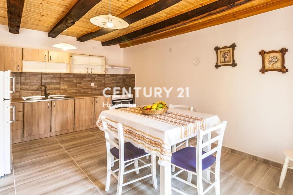 MARČANA, HIŠA Z DVEMA SPALNICAMA V SREDIŠČU KRAJA