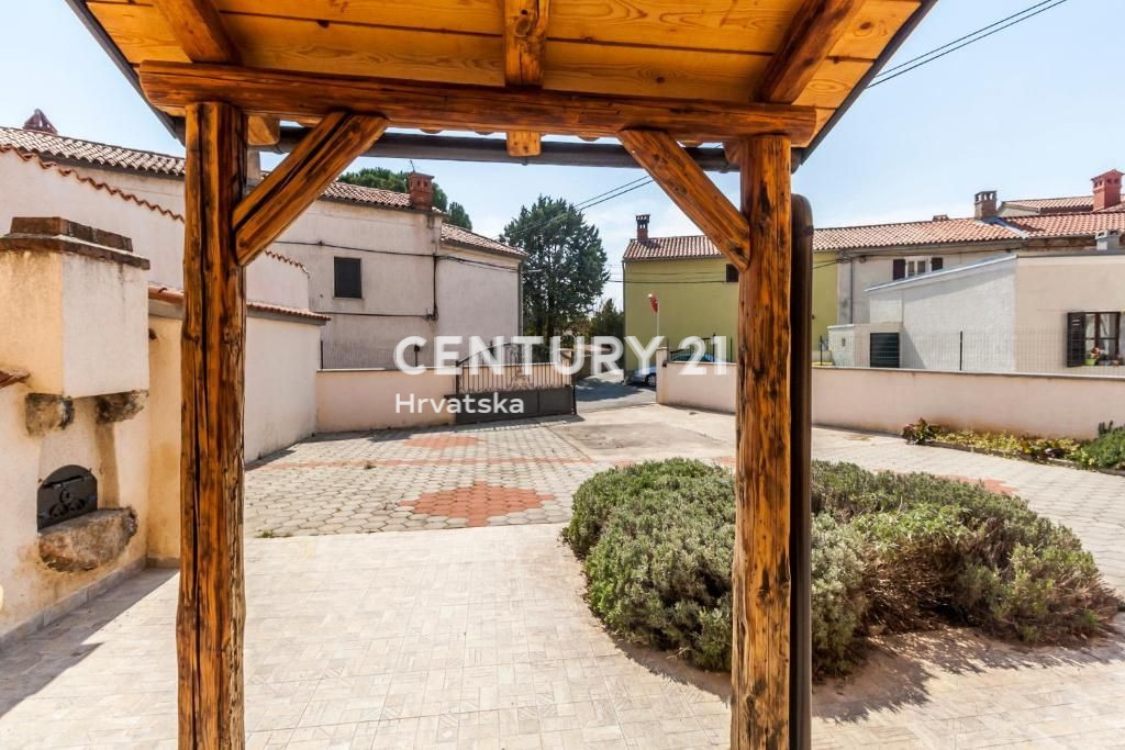 MARČANA, HIŠA Z DVEMA SPALNICAMA V SREDIŠČU KRAJA