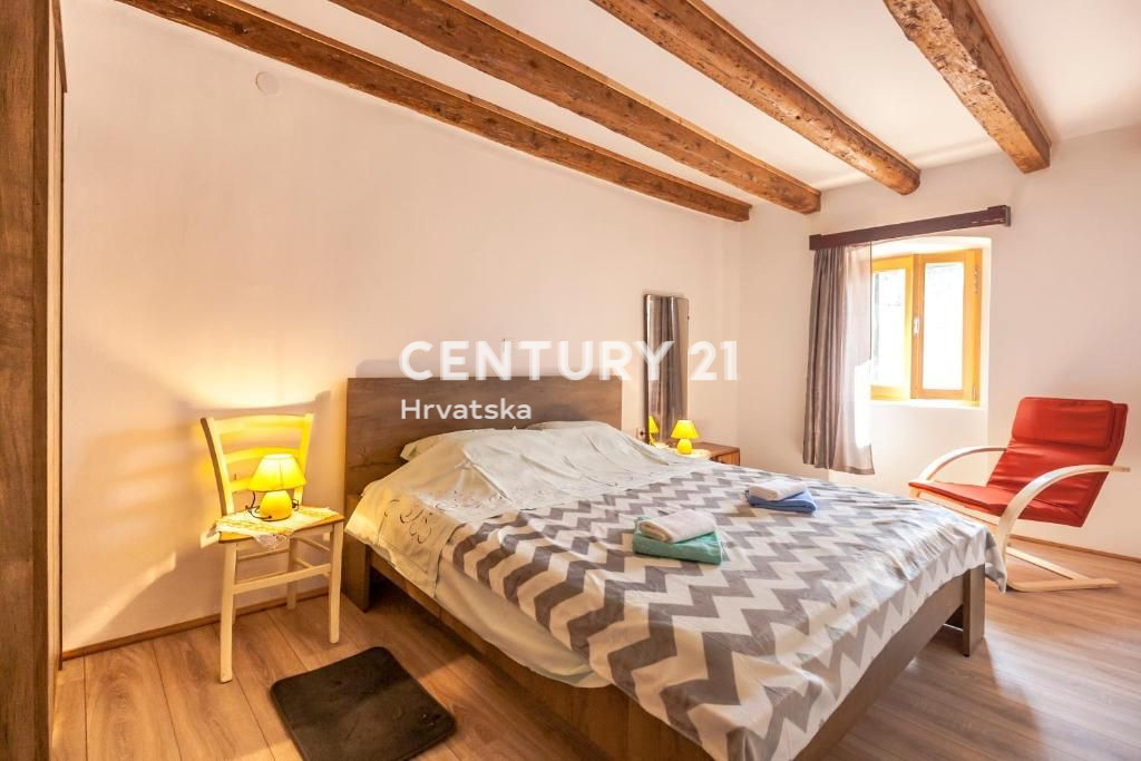 MARČANA, HIŠA Z DVEMA SPALNICAMA V SREDIŠČU KRAJA