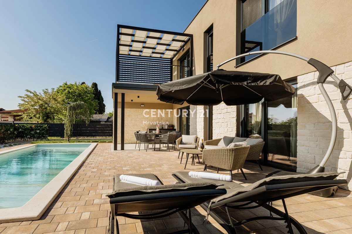 TAR, NOVA, MODERNA HIŠA S BAZENOM V CENTRU, 3 KM OD MORJA