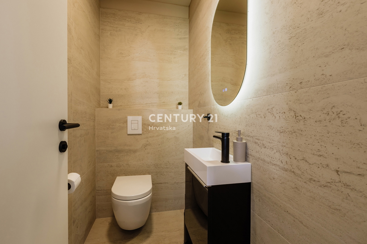 TAR, NOVA, MODERNA HIŠA S BAZENOM V CENTRU, 3 KM OD MORJA