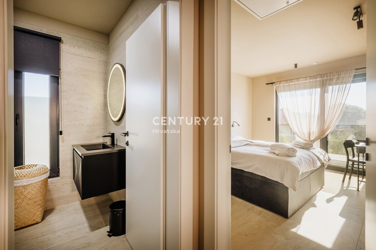 TAR, NOVA, MODERNA HIŠA S BAZENOM V CENTRU, 3 KM OD MORJA