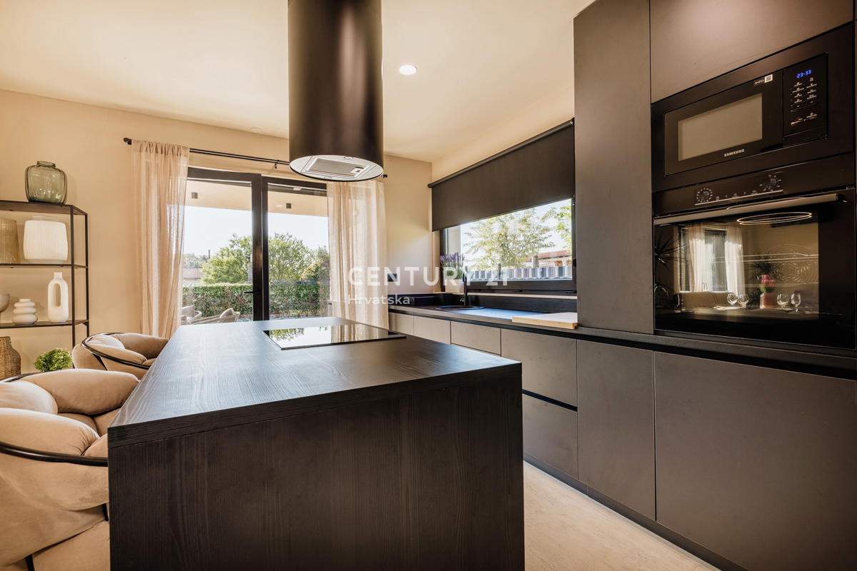 TAR, NOVA, MODERNA HIŠA S BAZENOM V CENTRU, 3 KM OD MORJA