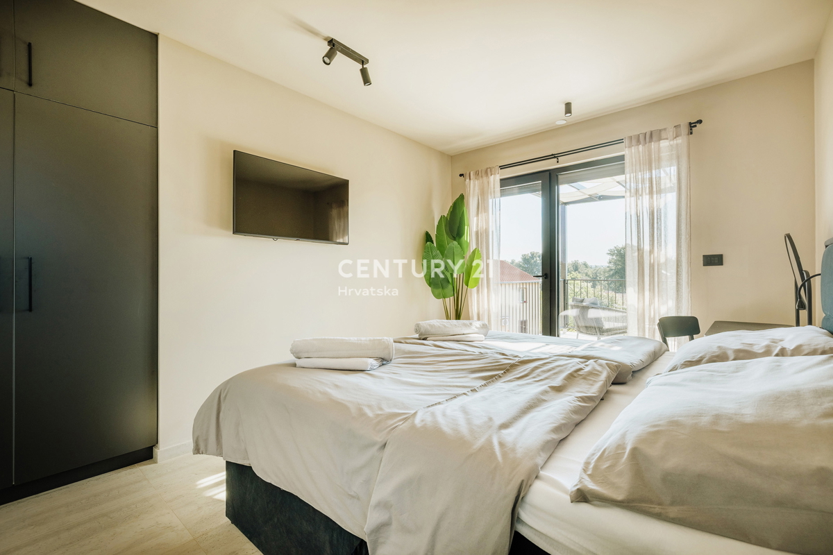 TAR, NOVA, MODERNA HIŠA S BAZENOM V CENTRU, 3 KM OD MORJA