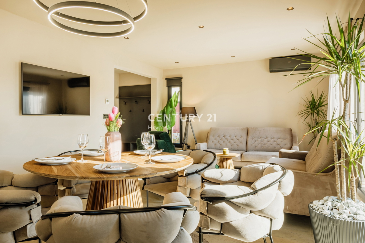 TAR, NOVA, MODERNA HIŠA S BAZENOM V CENTRU, 3 KM OD MORJA